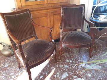 Twee fraai gestoffeerde antieke houten Fauteuils. beschikbaar voor biedingen