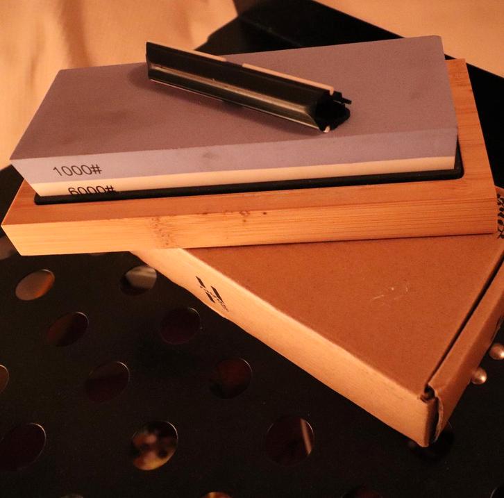 Slijpsteen (voor o.a. messen) 1000/8000 grit + houder, Antiek en Kunst, Antiek | Gereedschap en Instrumenten, Ophalen of Verzenden