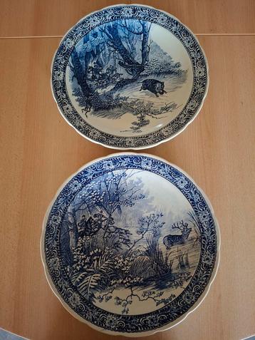 Twee Delts blauwe decoratieve borden met jachttaferelen beschikbaar voor biedingen