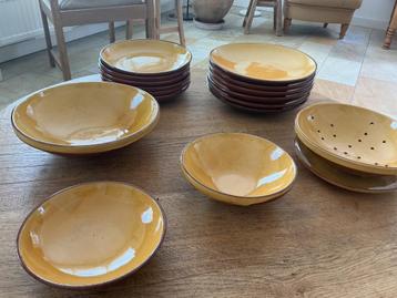 Aardewerk Borden Schalen provencaals  beschikbaar voor biedingen