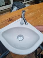 Hoek Wastafeltje wc wit Villeroy Boch met kraan & chiffon, Doe-het-zelf en Verbouw, Ophalen, Zo goed als nieuw, Toilet