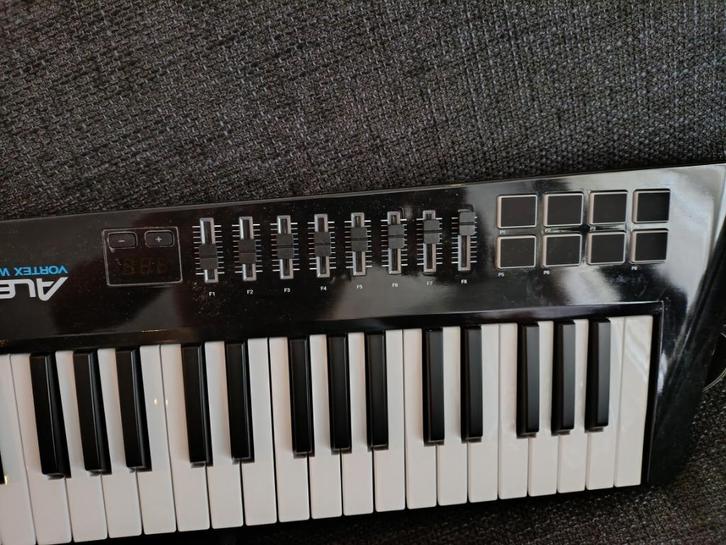 Alesis midi keyboard+ Widi connection 200euro, Muziek en Instrumenten, Keyboards, Zo goed als nieuw, 88 toetsen, Overige merken