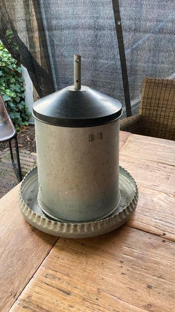 Vintage / Brocante Zinken kippen voerbak beschikbaar voor biedingen