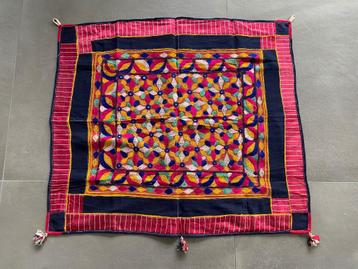 Vintage wandkleed uit Gujarat, India beschikbaar voor biedingen