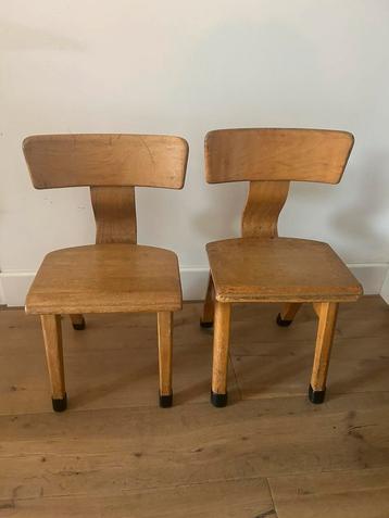 2 vintage schoolstoeltjes beschikbaar voor biedingen