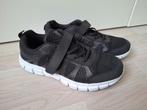 Zwarte kindersportschoenen - Maat 35, Osaga, Ophalen of Verzenden, Zo goed als nieuw, Jongen of Meisje