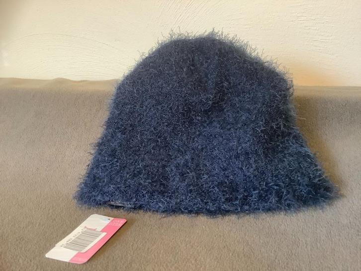 Speelse 'pluizige' muts - Donkerblauw – Dames, Kleding | Heren, Mutsen, Sjaals en Handschoenen, Nieuw, Muts, Overige maten, Ophalen of Verzenden
