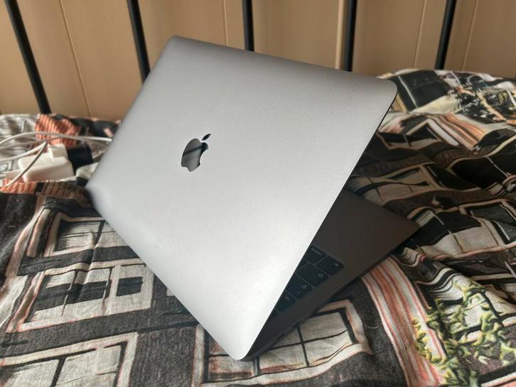 Macbook Pro 13 2020 8GB Quad-Core i5 256GB ZGAN 163 cycli, Computers en Software, Apple Macbooks, Ophalen of Verzenden