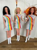 K3 compleet met regenboog jurkjes, laarzen en microfoons, Ophalen of Verzenden, Gebruikt, Overige typen