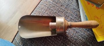 Vintage kandelaar van Messing met Houten Handvat beschikbaar voor biedingen