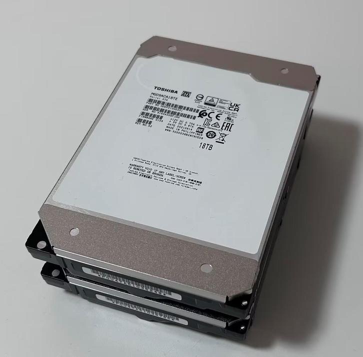 Toshiba MG09 18TB 3.5" SATA III MG09ACA18TE (2 stuks), Computers en Software, Harde schijven, Zo goed als nieuw, Desktop, Intern