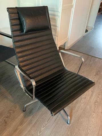 Vitra Eames EA124 Leer / Chroom beschikbaar voor biedingen