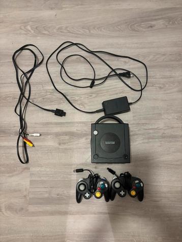 Nintendo Gamecube met 2 controllers en alle originele kabels beschikbaar voor biedingen
