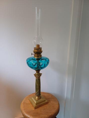 Antieke Petroleumlamp met Blauw Glas beschikbaar voor biedingen