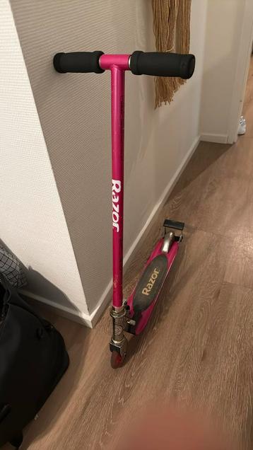 Razor step roze inklapbaar met lampjes in t wiel beschikbaar voor biedingen