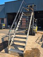 Stalen trap met bordes. Hoog 2.6 mtr. Nob082, Doe-het-zelf en Verbouw, Ladders en Trappen, Ophalen, Zo goed als nieuw, 2 tot 4 meter