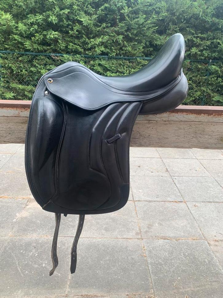 Busse Bozen dressuurzadel 17 inch, Dieren en Toebehoren, Paarden en Pony's | Zadels, Zo goed als nieuw, Dressuur, Ophalen