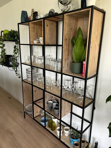 Open Wand kast (moderne, industriële stijl) beschikbaar voor biedingen