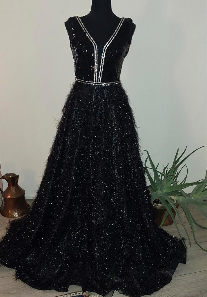 Elegante zwarte galajurk - Maat S, Kleding | Dames, Jurken, Zo goed als nieuw, Maat 36 (S), Zwart, Onder de knie, Ophalen of Verzenden