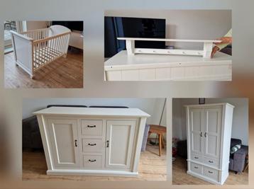Complete babykamer. Commode, ledikant, kast en planchet beschikbaar voor biedingen