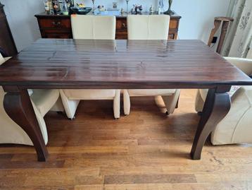 Zware massief houten tafel beschikbaar voor biedingen