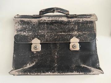 Vintage schooltas beschikbaar voor biedingen