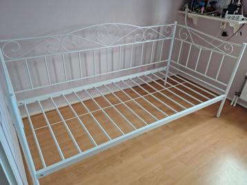 Schattig meisjes bed frame beschikbaar voor biedingen