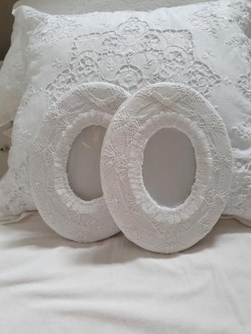 Fotolijstjes van wit kant beschikbaar voor biedingen