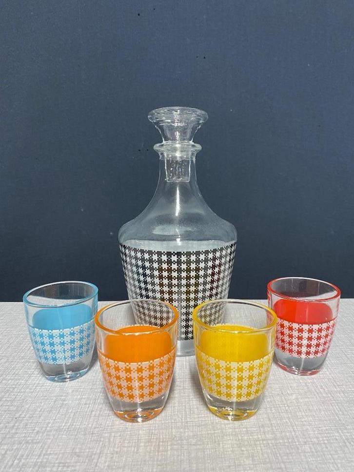 Vintage borrelset/ Karafje en 4 borrelglaasjes, Verzamelen, Glas en Borrelglaasjes, Zo goed als nieuw, Borrel- of Shotglas, Ophalen of Verzenden