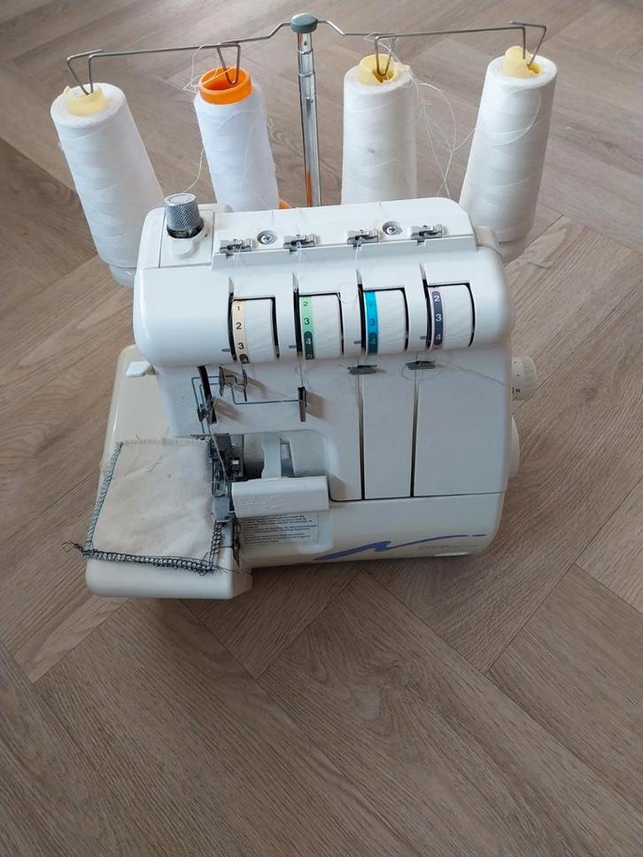 Lockmachine - Zo goed als nieuw, Hobby en Vrije tijd, Naaimachines en Toebehoren, Zo goed als nieuw, Lockmachine, Overige merken