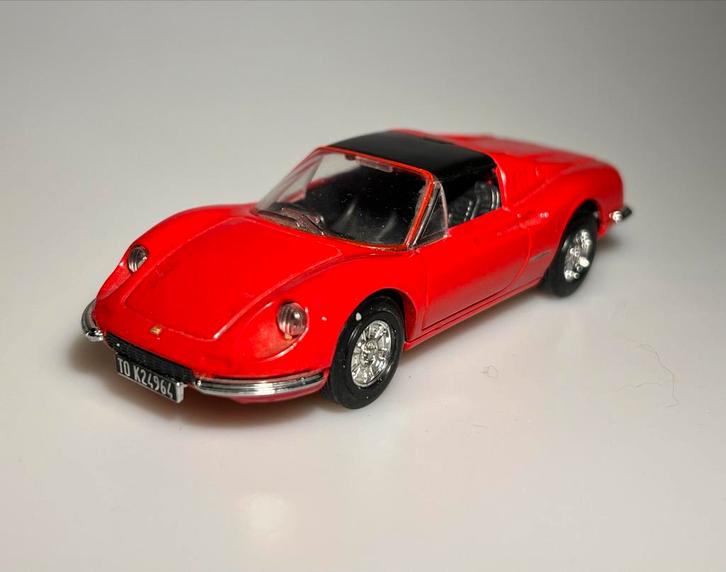 Ferrari Dino 246 GTS 1973 - Dinky Matchbox, Hobby en Vrije tijd, Modelauto's | 1:43, Zo goed als nieuw, Auto, Matchbox, Ophalen of Verzenden