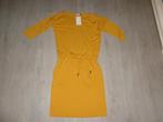 okergele jurk van Numoco, maat L, Kleding | Dames, Jurken, Ophalen of Verzenden, Nieuw, Maat 42/44 (L), Geel