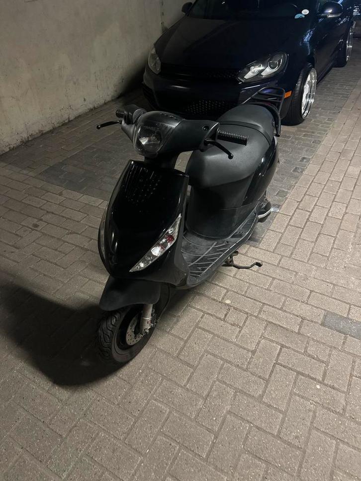 Piaggio zip geel kenteken, Fietsen en Brommers, Scooters | Piaggio, Zo goed als nieuw, Zip, Tweetakt, Ophalen of Verzenden