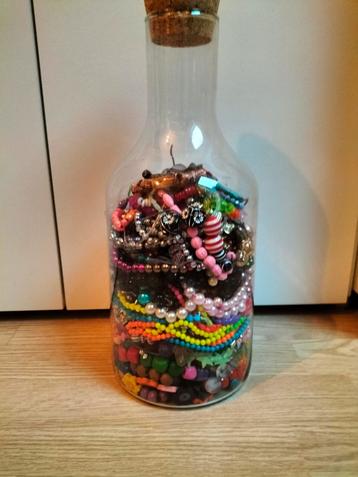 Pot vol kralen: hartjes, sterretjes, flinders! beschikbaar voor biedingen