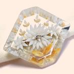 Vintage broche lucite handgesneden witte bloem jaren '30, Overige materialen, 4 tot 7 cm, Gebruikt, Verzenden
