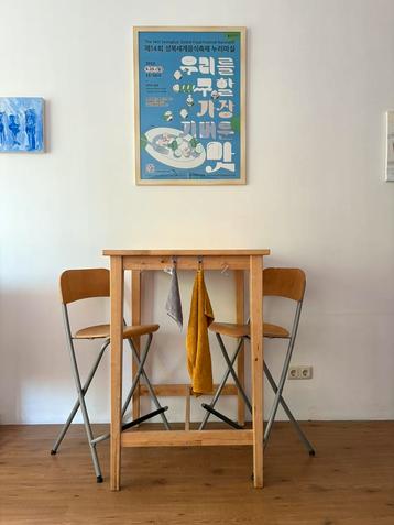 Bartafel met 3 barkrukken beschikbaar voor biedingen
