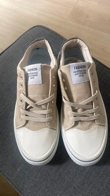 Sneakers nieuw maat 38 en 44 beschikbaar voor biedingen
