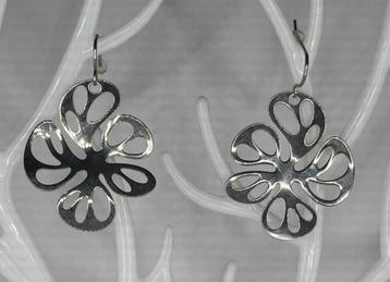 HELE MOOIE ZILVERKLEURIG BLOEM OORBELLEN beschikbaar voor biedingen