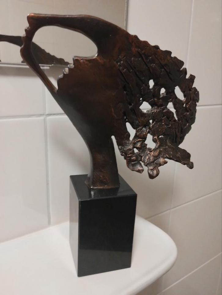 Bernadette Leijdekkers bronzen beeld "visie op de toekomst", Antiek en Kunst, Antiek | Koper en Brons, Ophalen of Verzenden