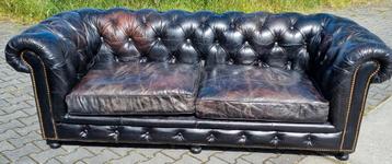 Industriële Chesterfield bank vintage zwart leer + BEZORGD beschikbaar voor biedingen