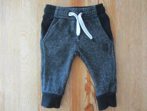 Grijs/zwart joggingbroekje maat 68, Kinderen en Baby's, Babykleding | Maat 68, Zo goed als nieuw, Jongetje of Meisje, Broekje