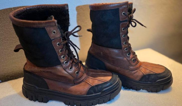 UGG Heren Snowboots Mt 43-44  Zo Goed Als Nieuw van 369,- NU, Kleding | Heren, Schoenen, Ophalen of Verzenden
