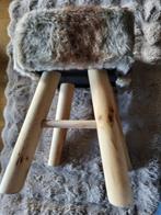 bruin  houten krukje, Huis en Inrichting, Krukjes, Ophalen, Zo goed als nieuw, Hout