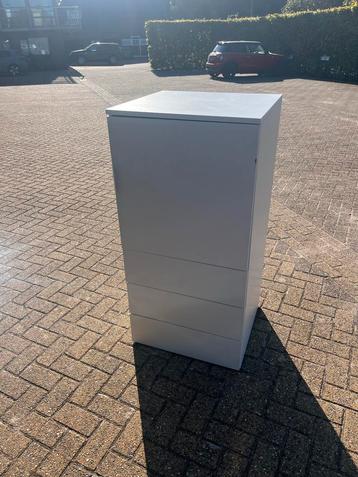 IKEA kleidng kast - 120x59x57cm - Gebruikt beschikbaar voor biedingen