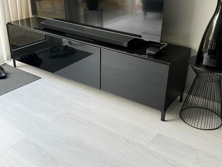 IKEA BESTÅ Besta tv meubel – zwart, met deuren 180x42x38 cm, Huis en Inrichting, Kasten | Televisiemeubels, Zo goed als nieuw