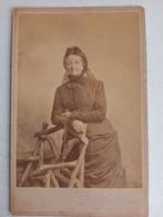 Oude CDV kabinetfoto in klederdracht, ca. 1900, Verzamelen, Ophalen of Verzenden, Klederdracht