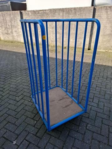 Hele mooie rolkooi op wielen beschikbaar voor biedingen