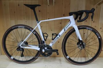 SUPERIOR X-ROAD Team Issue Ultegra Di2 Maat S en L  beschikbaar voor biedingen