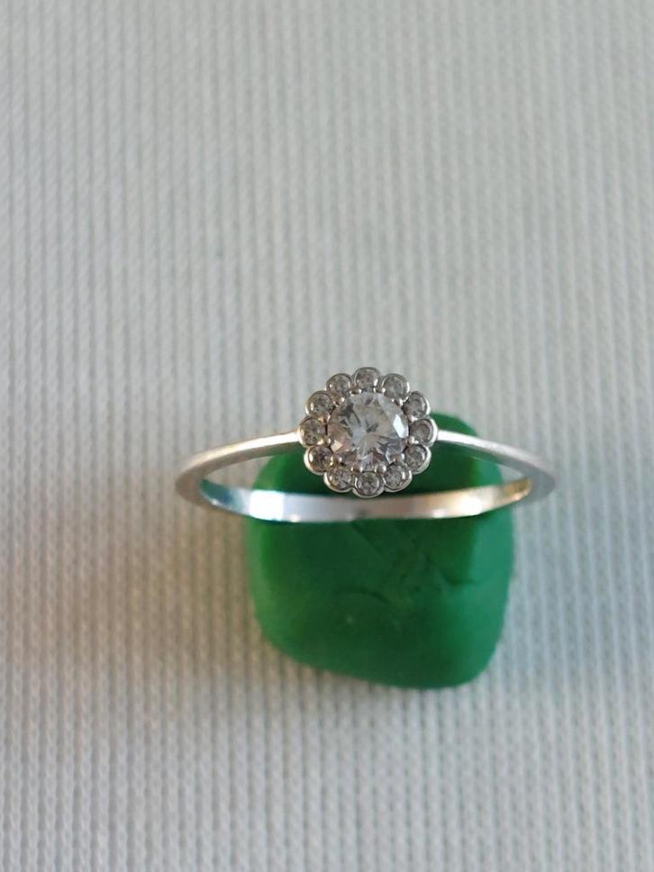 Gouden dames ring ( wit goud ) zirkonia steentjes 14 kt 585, Sieraden, Tassen en Uiterlijk, Ringen, Zo goed als nieuw, Dame, 17 tot 18