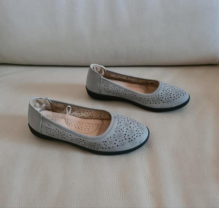 Suedine instappers, Taupe. Mt.37., Kleding | Dames, Schoenen, Zo goed als nieuw, Instappers, Bruin, Ophalen of Verzenden